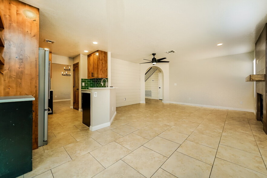 Building Photo - 8892 N Lessing Ct