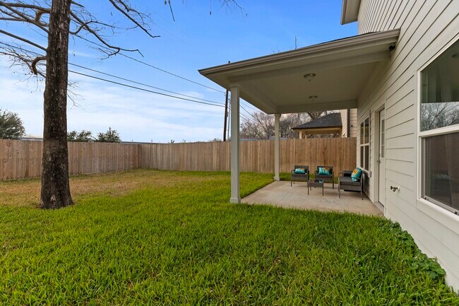 Building Photo - 2209 Silverbonnet St