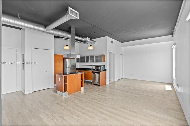 Building Photo - 10 SW South River Dr