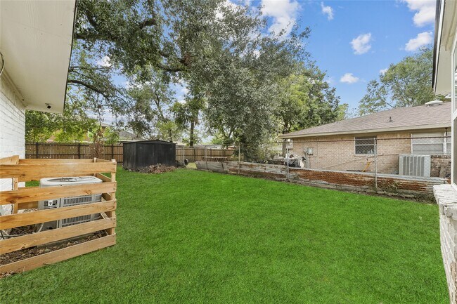 Building Photo - 9618 Glenwood Forest Dr