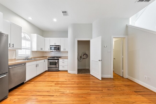 Building Photo - 419 W 26th St