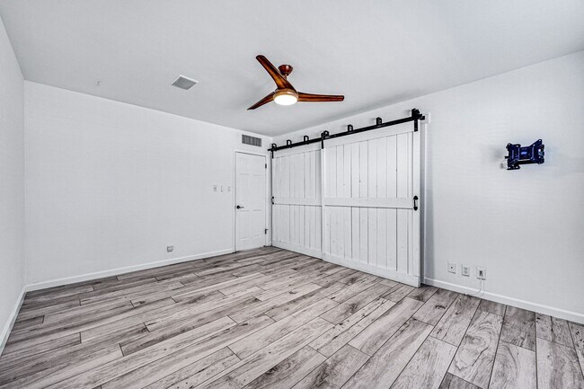 Building Photo - Now Leasing – Fully Updated Scottsdale Home!