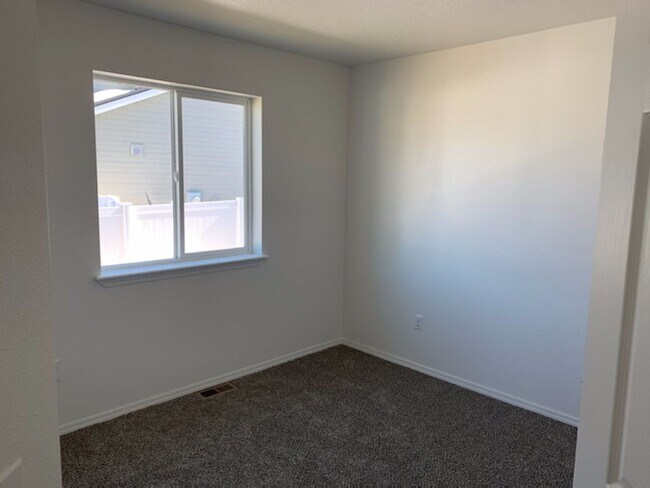 Building Photo - Beautiful 3 bedroom 2 bath home in Post Falls.