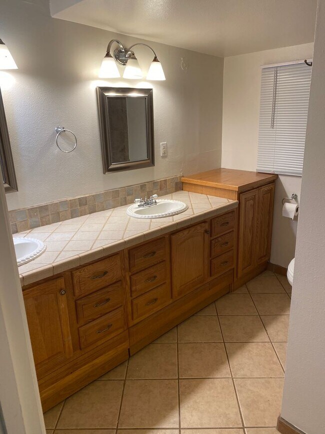 Building Photo - La Luna