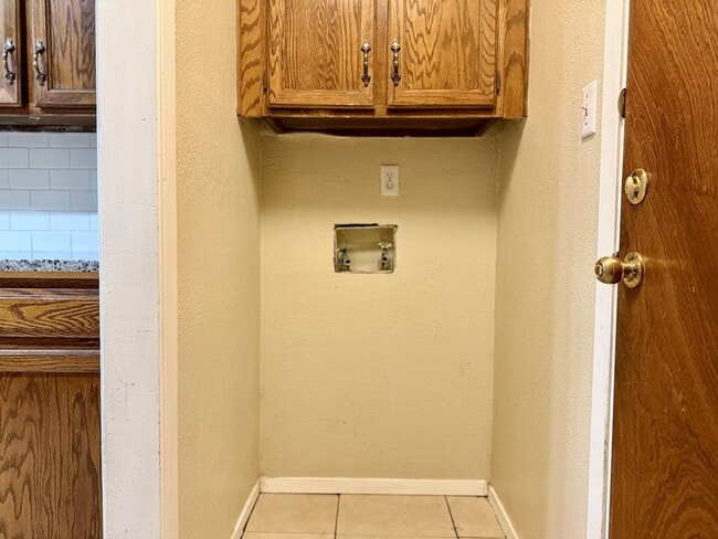 Building Photo - 3 Bedroom, 2 Bath Rental