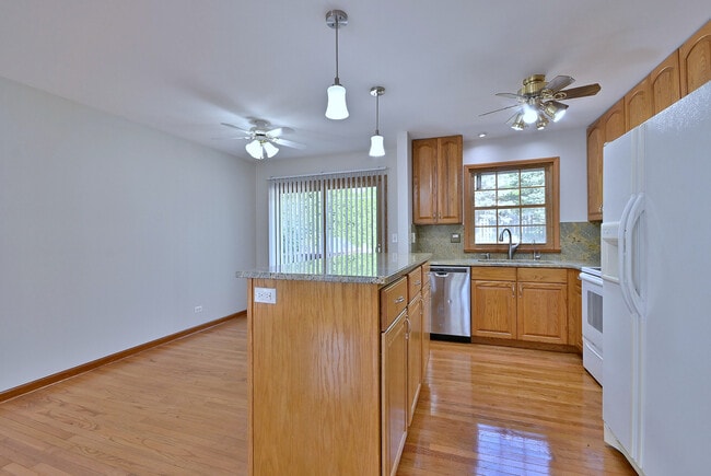 Building Photo - 714 N Lakeside Dr