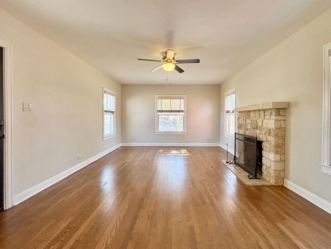 Building Photo - Welcome to your New Home! A charming open ...