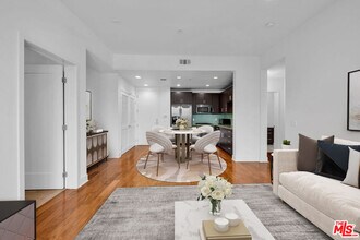 Building Photo - 4211 Redwood Ave