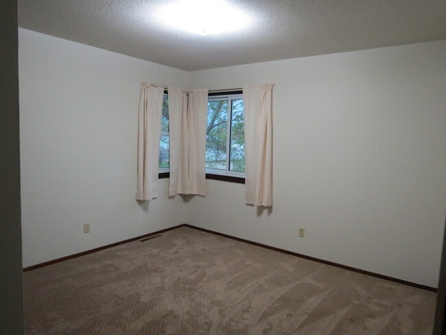 Building Photo - 3 BEDROOM | 2 BATH | SPACIOUS RAPID VALLEY...