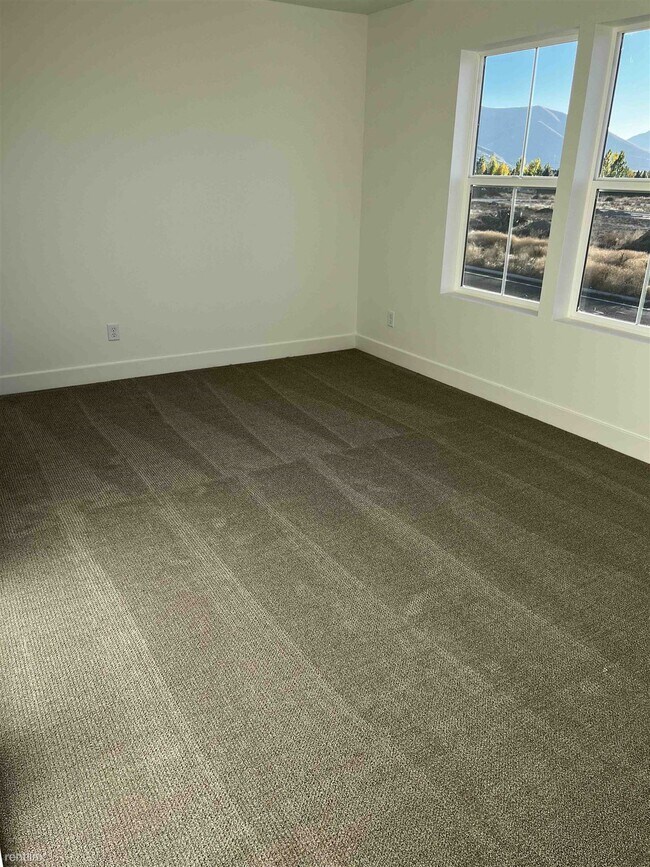 Building Photo - 4 br, 3.5 bath Townhome - 2021 South Sawmi...