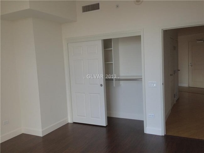 Building Photo - High Rise Unit with Strip Views