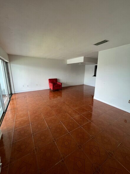 Building Photo - 9373 Fontainebleau Blvd