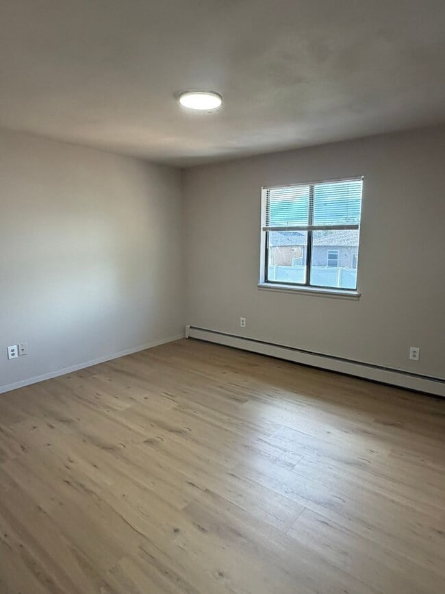 Building Photo - 561 W Pabor Way
