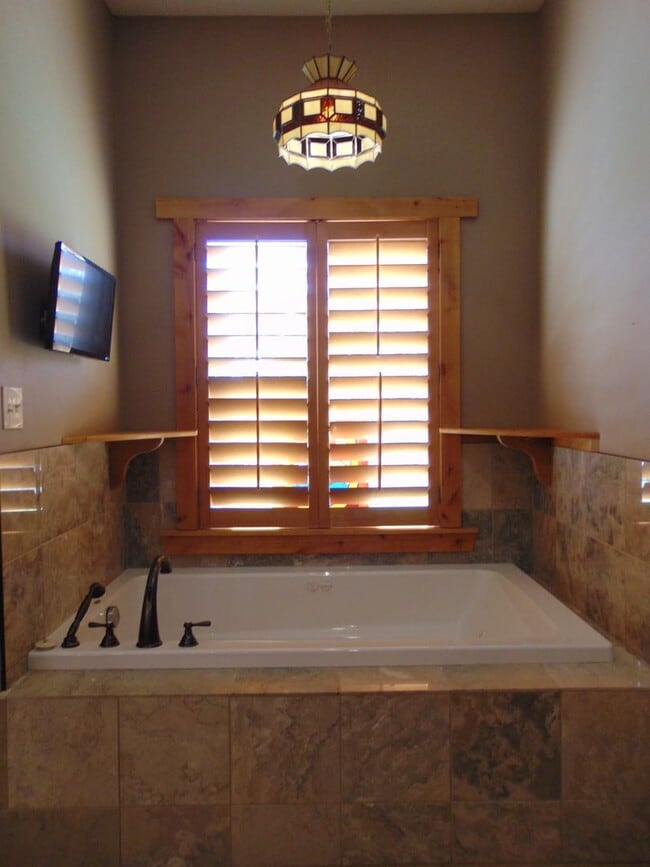 Building Photo - Majestic 3 Bed Mid MO Ranch!