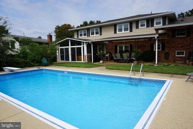 Building Photo - 927 Fairway Dr NE