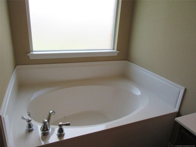 Building Photo - 4 Bed | 2 Bath in Owasso!