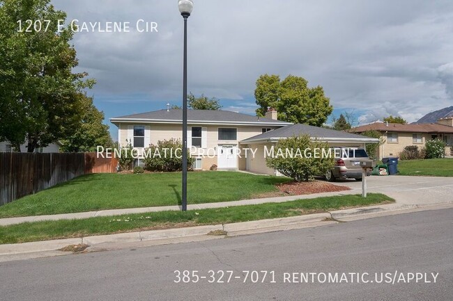 Building Photo - 1207 E Gaylene Cir