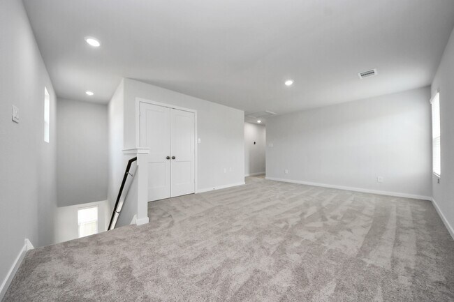 Building Photo - 135 Alset Dr