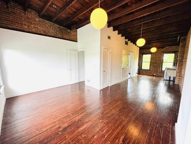Building Photo - 252 Suydam Ave