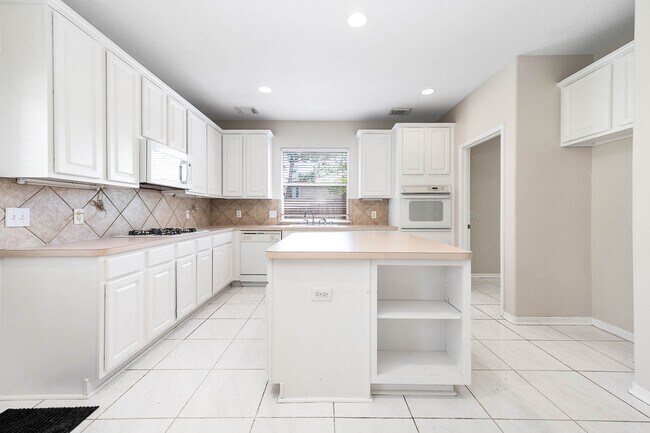 Building Photo - 7902 Feather Springs Dr