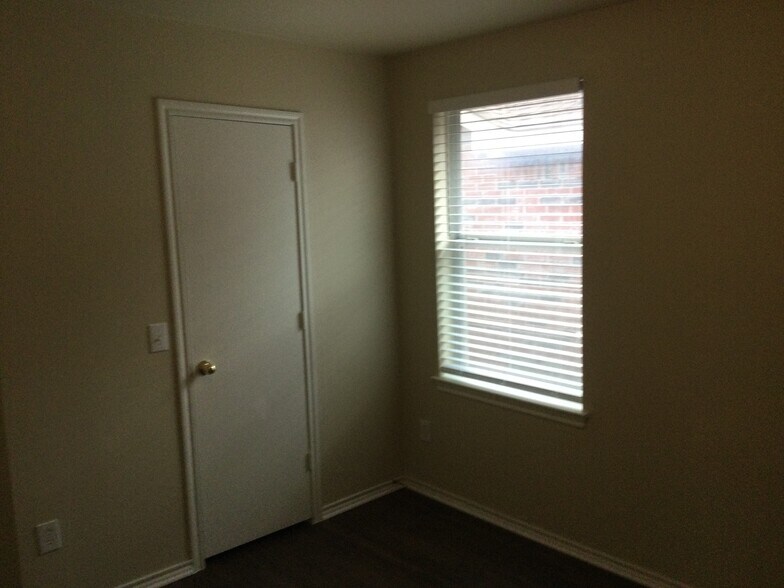 Building Photo - 702 Fleming St