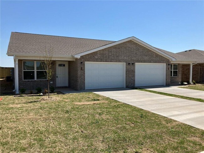 Building Photo - 6808 NW Trevy St