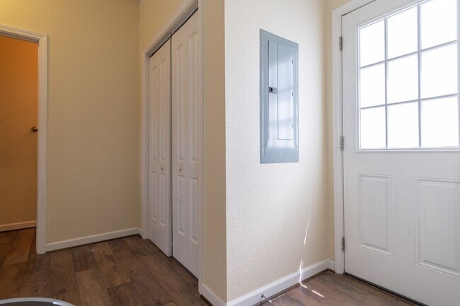Building Photo - MOVE IN READY 3 Bedroom!