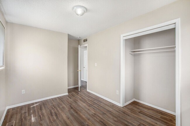 Building Photo - Beautiful 2BR/1BA Duplex in Independence!