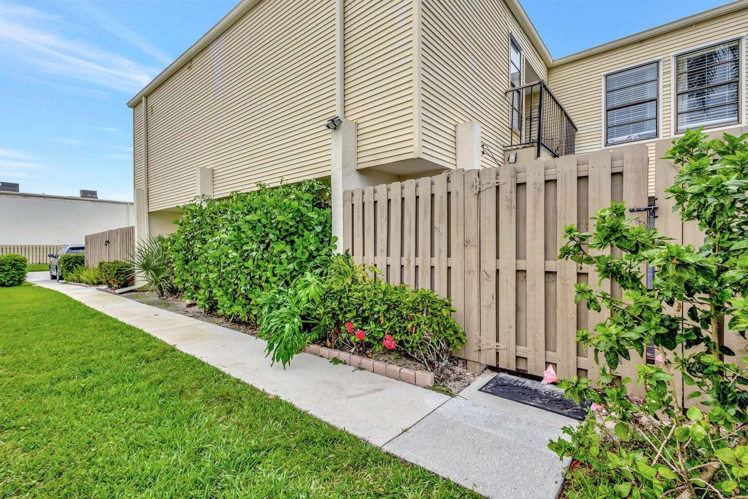 Building Photo - 1586 Shaker Cir