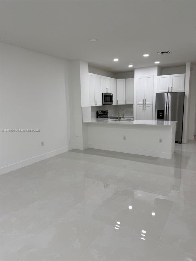 Building Photo - 8132 SW 17th Ct