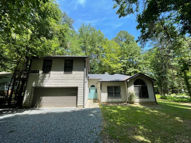 Building Photo - Charming, updated 3br house with separate ...