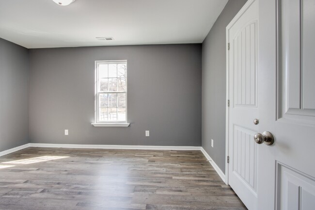 Building Photo - 138 Main St N