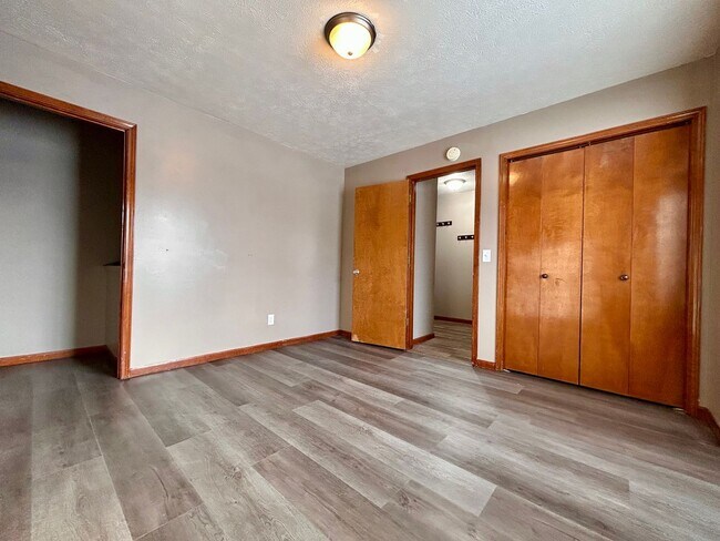 Building Photo - Four Bedroom Duplex in Kentwood - $400 OFF 1st Month!