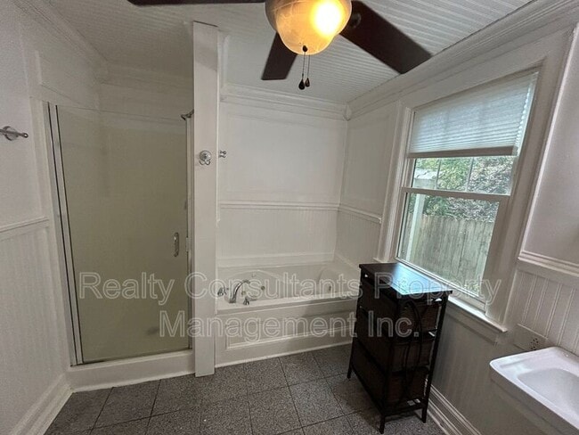 Building Photo - 2461 Lyndhurst Ave