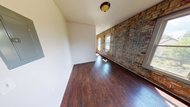 Building Photo - 108 S Hosmer St