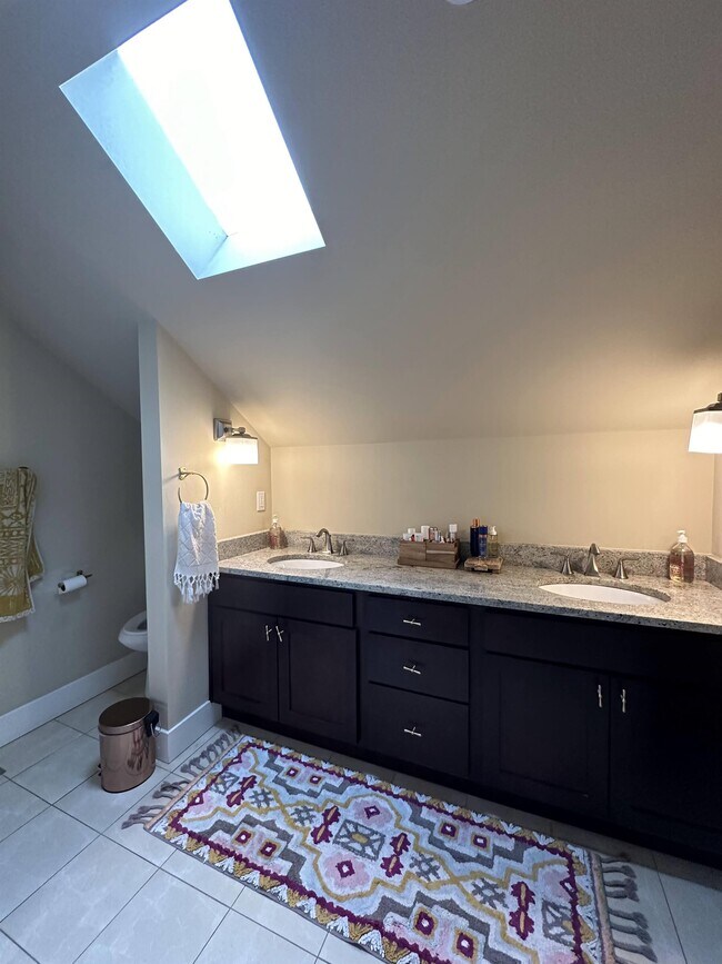 Building Photo - 335 23rd Ave E