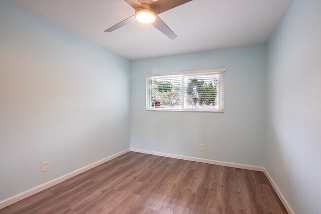 Building Photo - Charming Three Bedroom 2 Bath Home with Spacious Backyard for Entertaining!