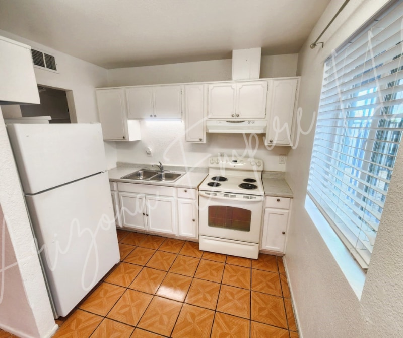 Building Photo - 337 N 93rd St