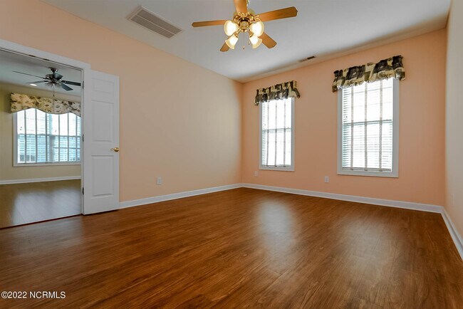 Building Photo - 533 Village Green Dr