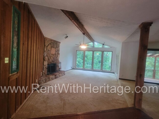 Building Photo - Charming Cabin Style Home on 1.3 Acres / F...