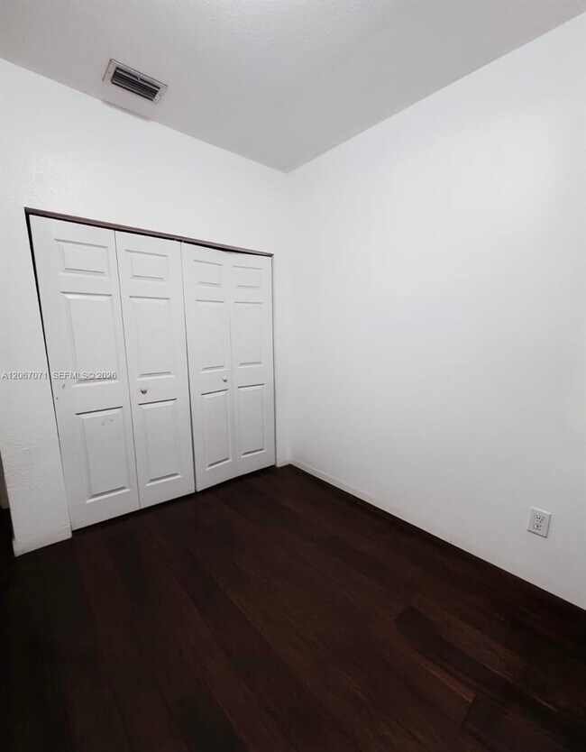 Building Photo - 1067 NE 41st Pl