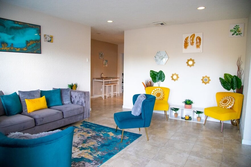 Building Photo - 916 W Drew St