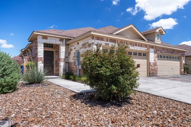 Primary Photo - Beautiful 3 Bedroom Duplex Located in New ...