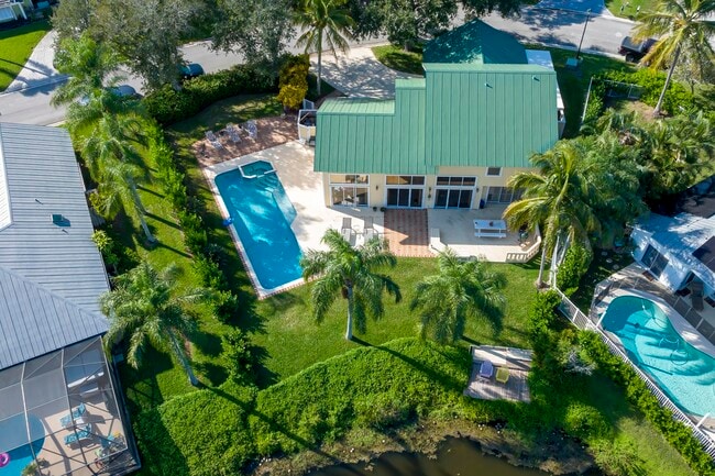 Building Photo - 10381 SE Jupiter Narrows Dr