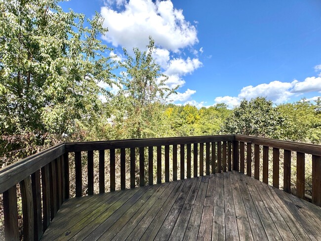 Building Photo - Oak Tree Townhome