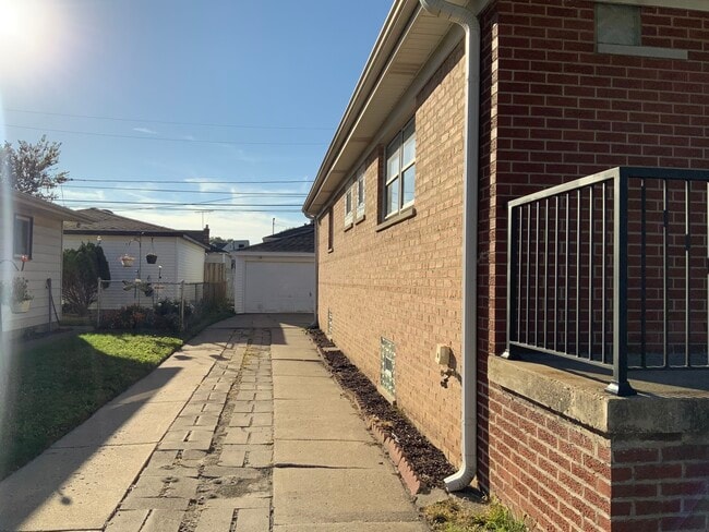 Building Photo - 750 Greenbay Ave