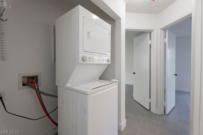 Building Photo - 7045 Sawtooth Dr