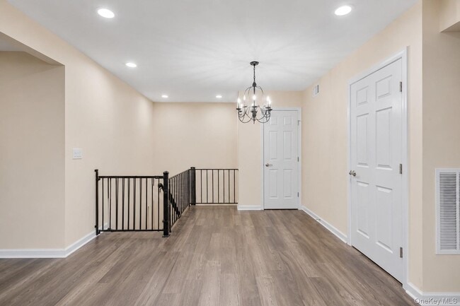 Building Photo - 150 Pointe Cir N