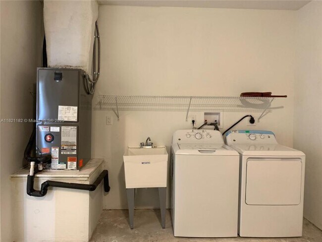 Building Photo - 3 bedroom in West Park FL 33023