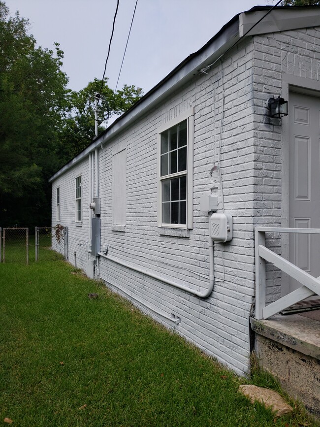 Building Photo - 1830 Earl St